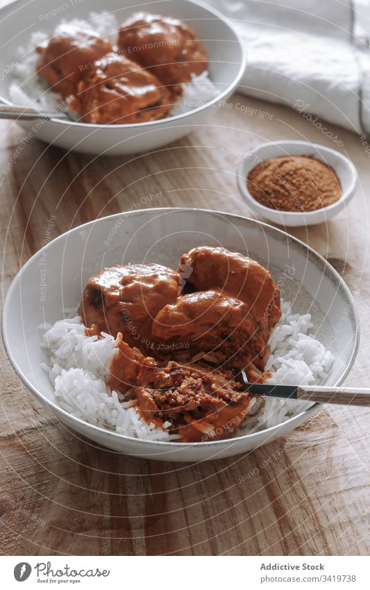 Reis und Frikadellen mit Currysauce - ein lizenzfreies Stock Foto von ...