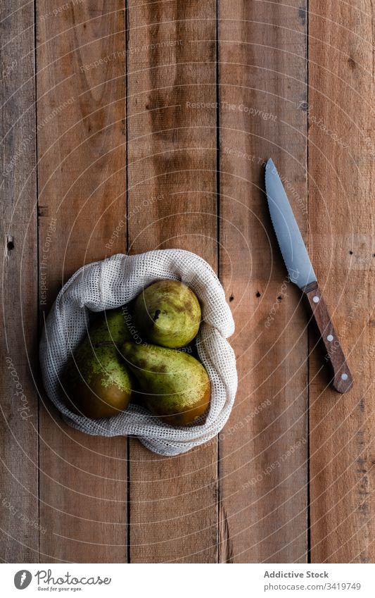 Baumwolltasche mit reifen Birnen Tasche rustikal Tisch hölzern Baumwolle umweltfreundlich Lebensmittel organisch frisch Gesundheit Frucht keine Verschwendung