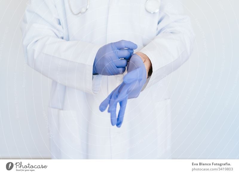 kaukasischer Arzt mit Schutzhandschuhen. Chinesisches Coronavirus-Konzept Porträt Mann professionell Corona-Virus Krankenhaus arbeiten Infektion tragend