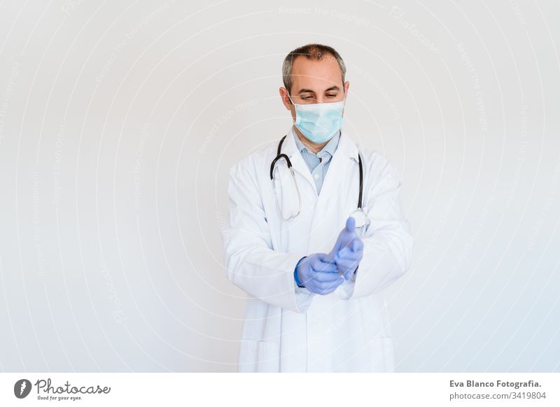 kaukasischer Arzt mit Schutzhandschuhen. Chinesisches Coronavirus-Konzept Porträt Mann professionell Corona-Virus Krankenhaus arbeiten Infektion tragend