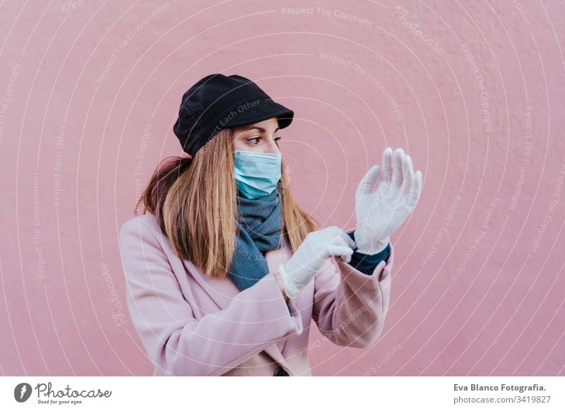 Weiße Frau auf der Straße mit Schutzhandschuhen und Mobiltelefon. Coronavirus-Konzept Mundschutz Corona-Virus im Freien Handy Technik & Technologie Internet