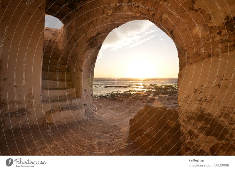 sidi kaouki Eingang Treppe Aufgang Torbogen Strand Küste Marokko Sidi Kaouki Urlaubsstimmung sonnenuntergang Atlantik Wellen Bogen Horizont Architektur