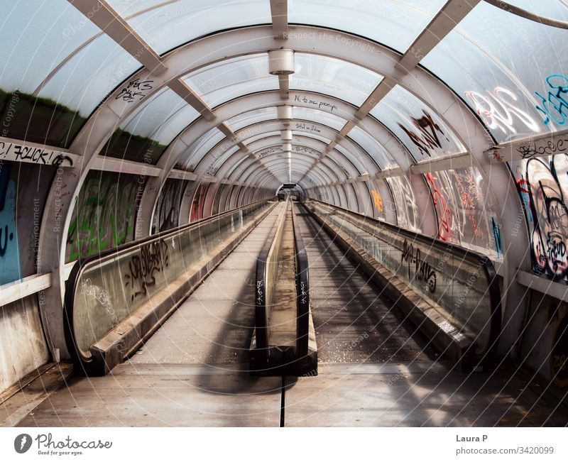 Leerer U-Bahn-Tunnel Saal Weg Eingang Bürogebäude Zentrum bauen Gang schwarz auf weiß errichten Hintergrund geometrisch Brücke Stahl Konzept Geschwindigkeit