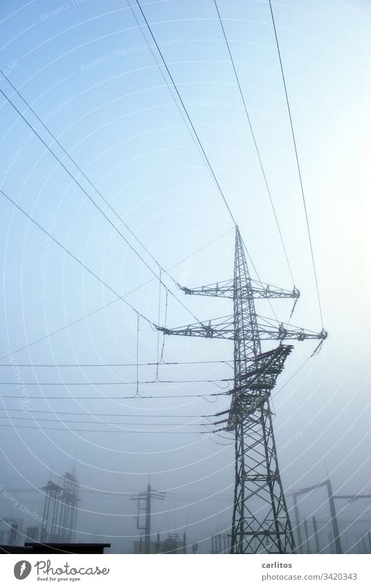 Großer Mast mit viel Draht Strommast Kabel Leitung Spannung Hochspannung Energie Energiewende alternative Energie Elektrizität Energiewirtschaft