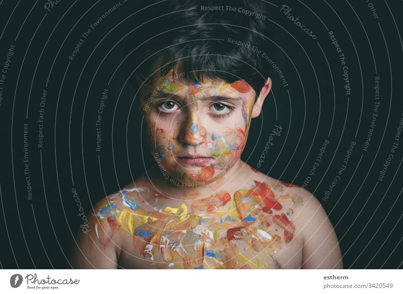 Kind mit Gesichtsbemalung Malerei nachdenklich Körperkunst traurig Traurigkeit Karneval Farben Färbung Kunst verkleidet Kindheit spielen unglücklich Make-up