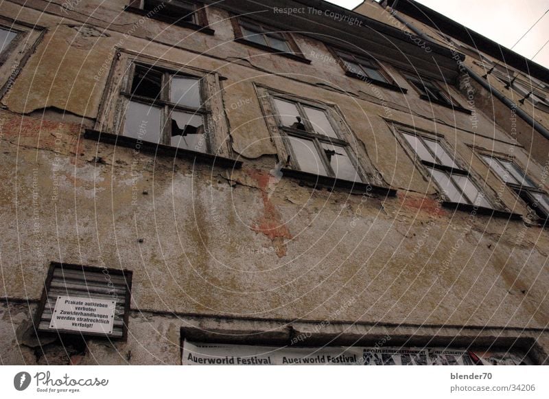 Plakate ankleben verboten Ruine verfallen vergessen Osten Erfurt Weitwinkel verrotten Vergänglichkeit braun Architektur DDR unsaniert morbide