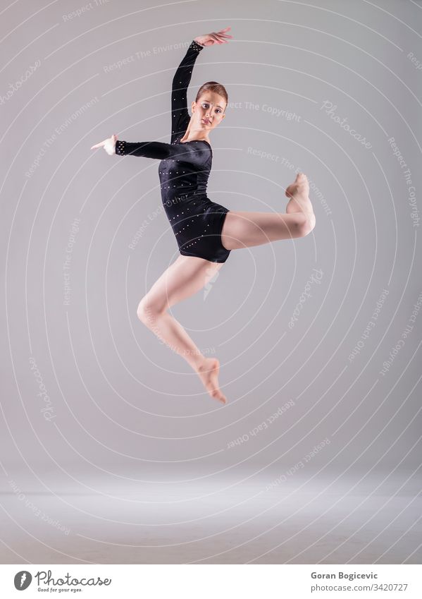 Ballerina Schönheit schwarz modern Gleichgewicht Mädchen Frau springen Person Fliege Kaukasier Körper menschlich niedlich Fuß eine aktiv jung Bein Erwachsener