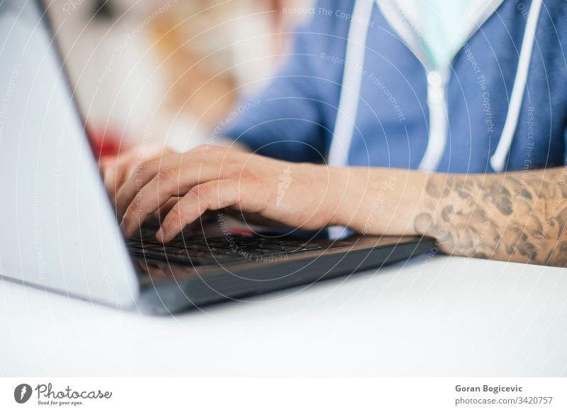 Freiberufler, die von zu Hause aus arbeiten Erwachsener Business Kaukasier Mitteilung Computer Schreibtisch gutaussehend Internet Laptop Lifestyle Blick