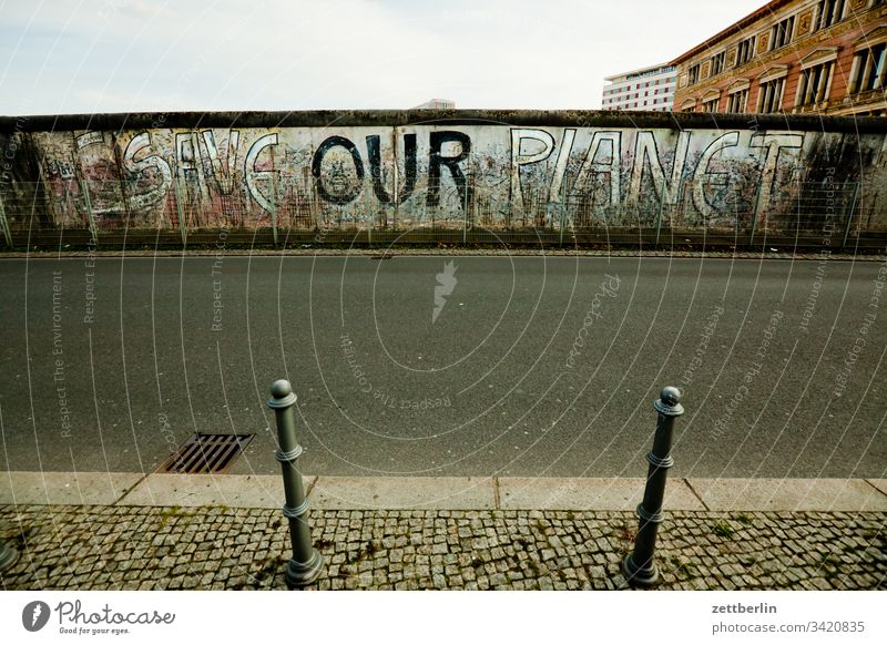 SAVE OUR PLANET außen berlin berliner mauer grafitti menschenleer museum save our world schrift straße tagg textfreiraum topografie des terrors wall