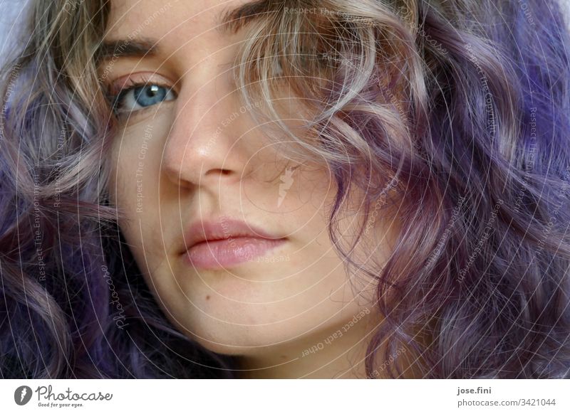 Mädchen mit violetten Haaren Junge Frau Jugendliche feminin Lifestyle Porträt Student authentisch Tag natürlich ruhig Neugier außergewöhnlich schön Ausstrahlung