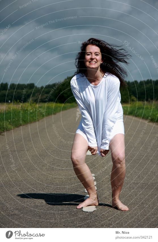 striptease *600* Lifestyle feminin Frau Erwachsene Haut Beine Umwelt Gewitterwolken Wege & Pfade Unterwäsche langhaarig lachen nackt weiß Freude Glück