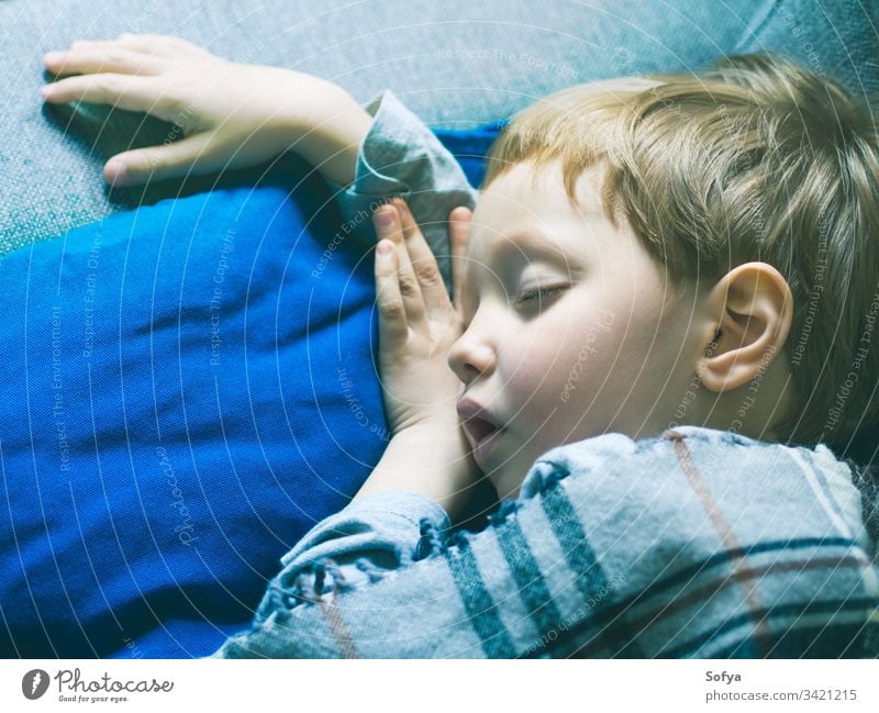 Kleiner blonder Junge schläft unter einer Decke wenig Kind blau Bett Kindheit Kopfkissen schlafen niedlich träumen ruhen Schlafenszeit sich[Akk] entspannen