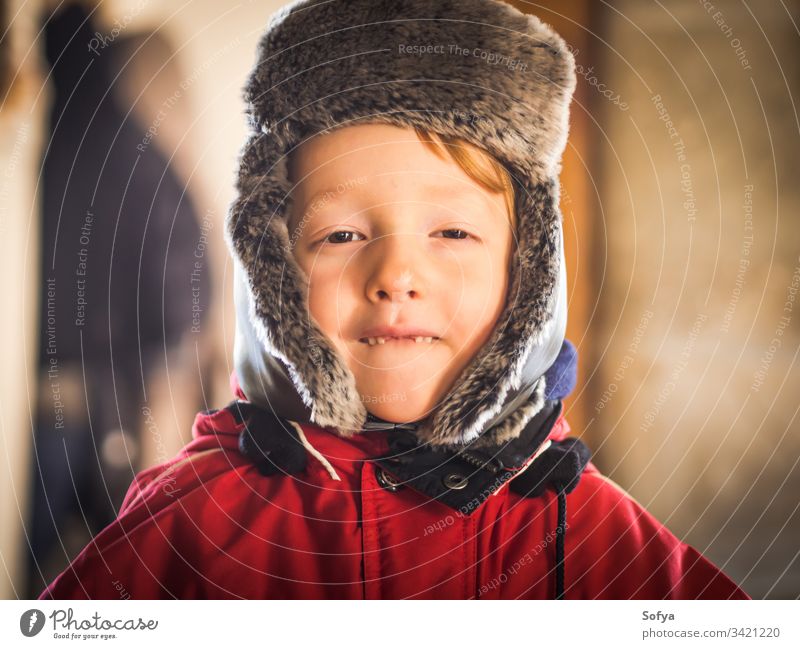 Kleiner Junge im Schneeanzug macht lustige Ausdrücke Winter Kind Glück wenig Aussehen Gesicht Auge weiß Kaukasier kalt Hut Verschlussdeckel niedlich Spaß Saison