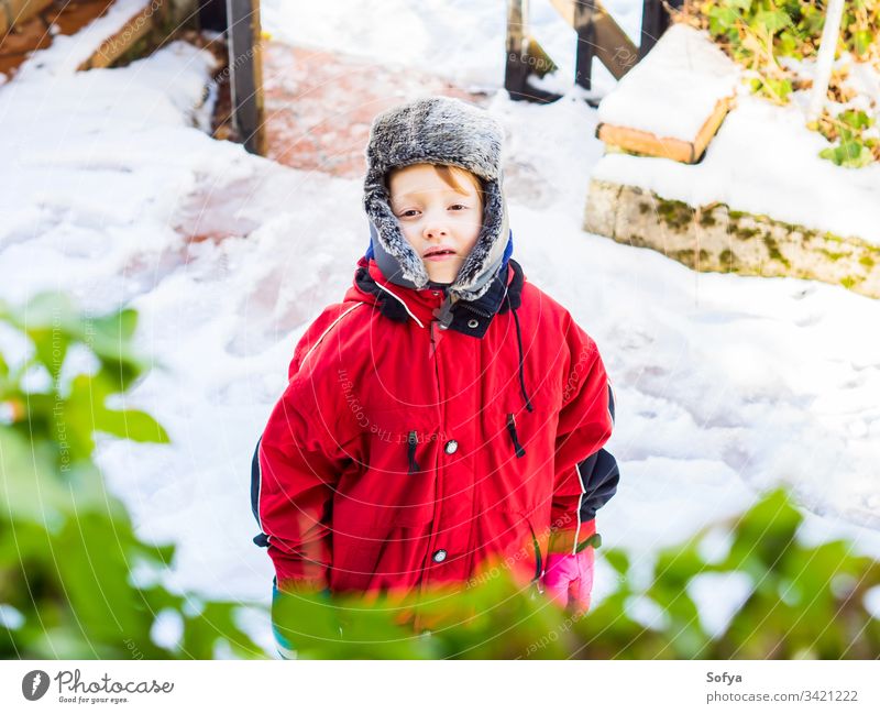 Kleiner blonder Junge in Winter-Oberbekleidung im Freien Kind Schneeanzug Glück wenig Aussehen Gesicht Auge weiß Kaukasier kalt Hut Verschlussdeckel niedlich
