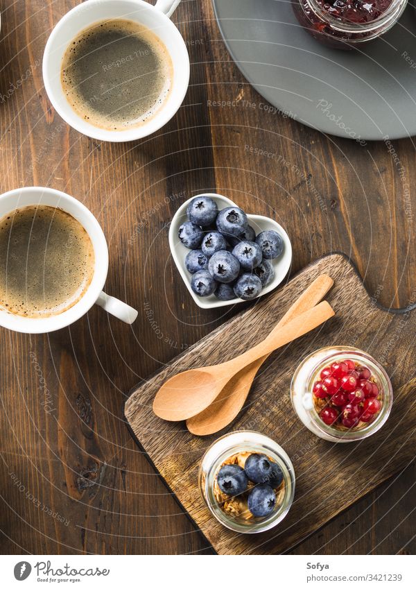Gemütliches Frühstückskonzept dunkler Holzuntergrund hölzern Hintergrund Tisch rustikal gemütlich dunkel Kaffee trinken heiß Kulisse dienen Rahmen Lebensmittel