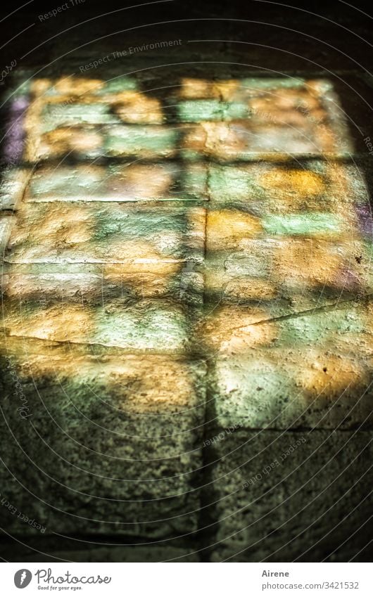 Hier riecht's doch nach... | Weihrauch Kontrast Detailaufnahme Christentum Sonnenlicht Granit Erleuchtung einsam beten stille Meditation pflastersteine Boden