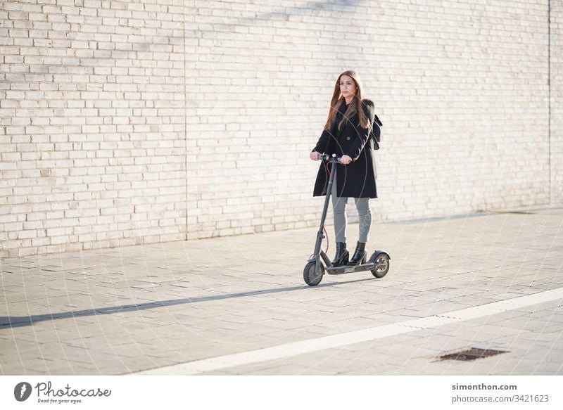E-Scooter e-scooter mobilität elektro zukunft Farbfoto Außenaufnahme Verkehr Verkehrsmittel Mobilität Lifestyle Straße Zukunft Menschenleer Fortschritt