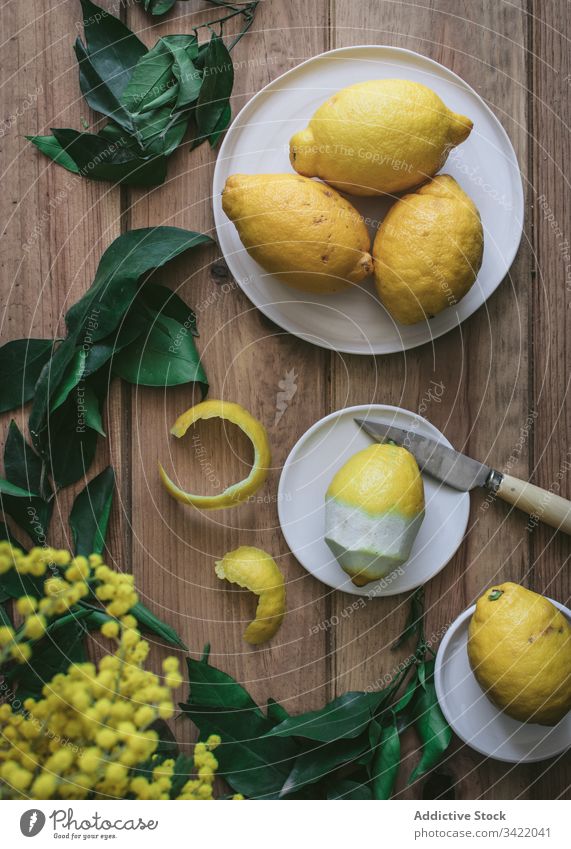 Zusammensetzung von Zitronen und grünen Blättern lassen Blatt sich[Akk] schälen frisch Zitrusfrüchte Lebensmittel hölzern organisch Gesundheit natürlich lecker