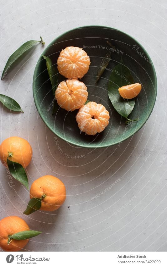 Frische Mandarinenfrüchte auf dem Tisch Frucht Zitrusfrüchte frisch orange natürlich sich[Akk] schälen Blatt Schalen & Schüsseln Lebensmittel geschmackvoll