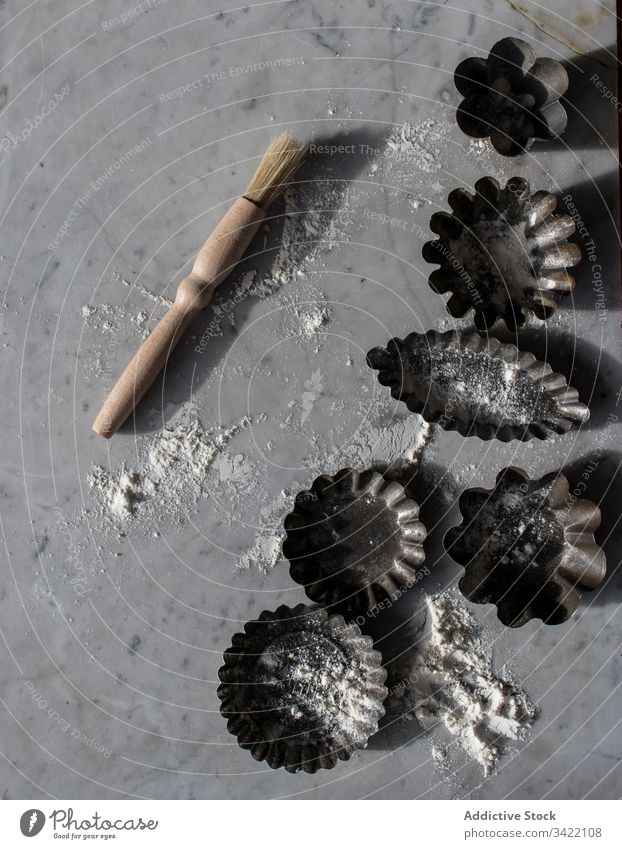 Backwerkzeuge auf Marmortisch Bäckerei Werkzeug Schimmelpilze Formular Bürste Tisch Mehl Gebäck Küche Instrument Accessoire Metall vorbereiten selbstgemacht