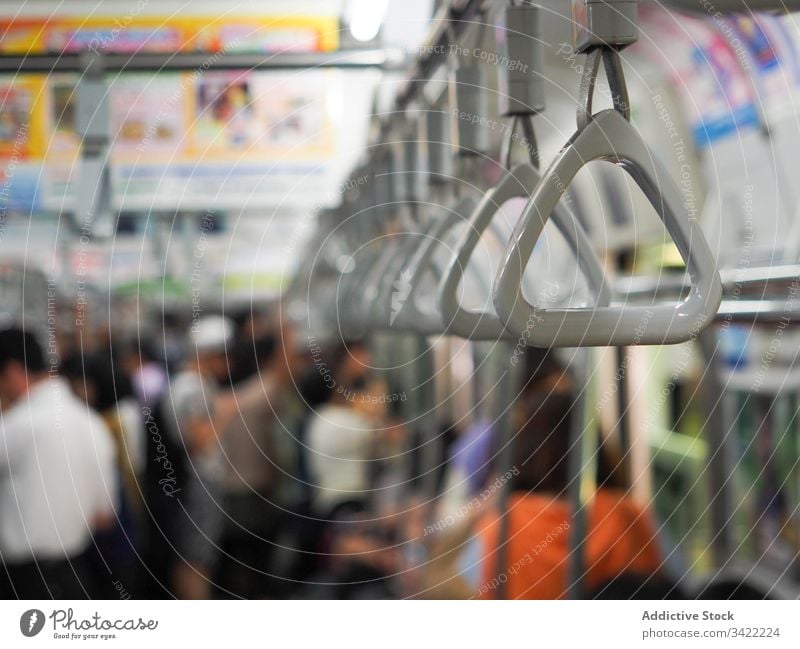 Moderne U-Bahn mit Passagieren Verkehr Handgriff modern Zug Wagen urban Öffentlich Fahrzeug Innenbereich reisen Tourismus Japan Reise Ausflug Großstadt lokal