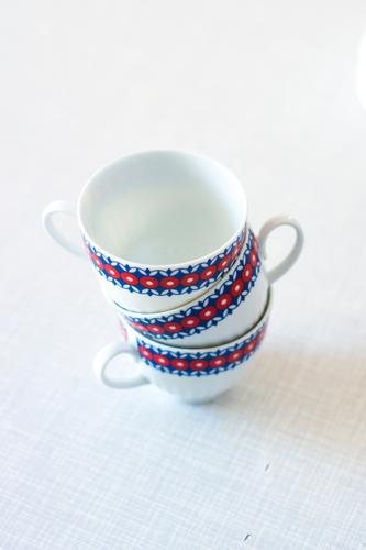 Tassen Stapel Service Kaffeeklatsch retro rot blau weiß Teetasse Kaffeetasse drei Tisch Gedeck Detailaufnahme Nahaufnahme Schwache Tiefenschärfe Muster Geschirr