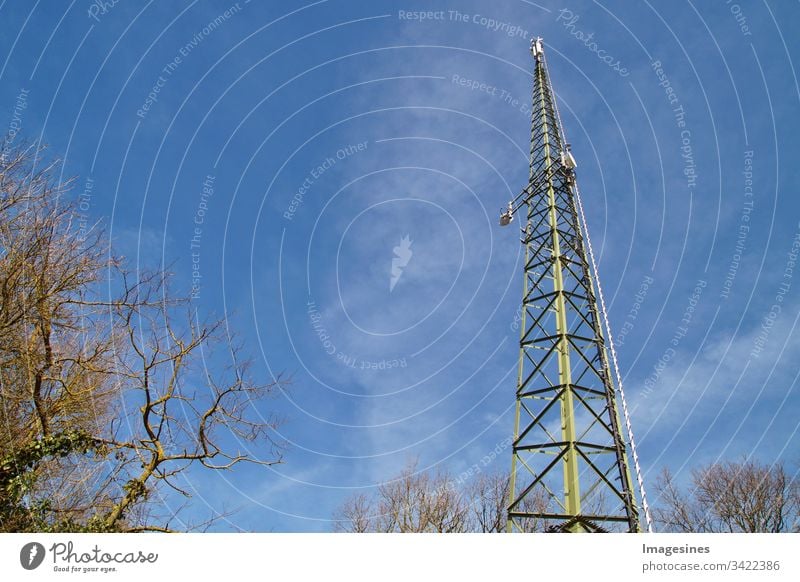 Rundfunk Antenne im Wald, Radio Telekommunikation Mast TV-Antennen, blauer Himmel, Radioantenne Rundfunkantenne Industrie Kommunikation Turm Computer