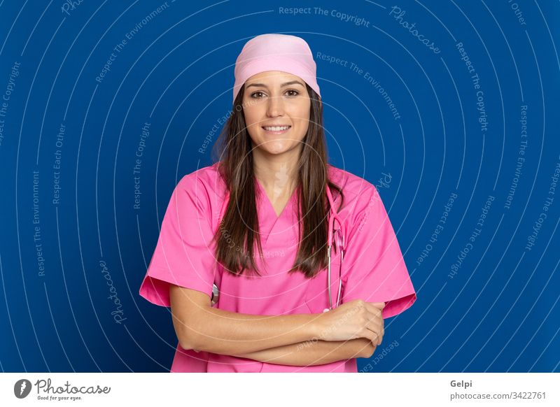 Junger Arzt mit rosa Uniform Krankheit Frau Brustkrebs Glück Lächeln freudig positiv entspannt Gesundheit Pflege überblicken Schal Stethoskop medizinisch Krebs