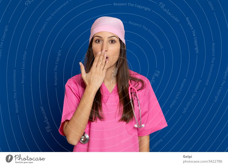 Junger Arzt mit rosa Uniform Krankheit Frau Brustkrebs stumm schalten Deckung Mund Stille Glück Lachen verbieten überrascht überraschend Gesundheit Pflege