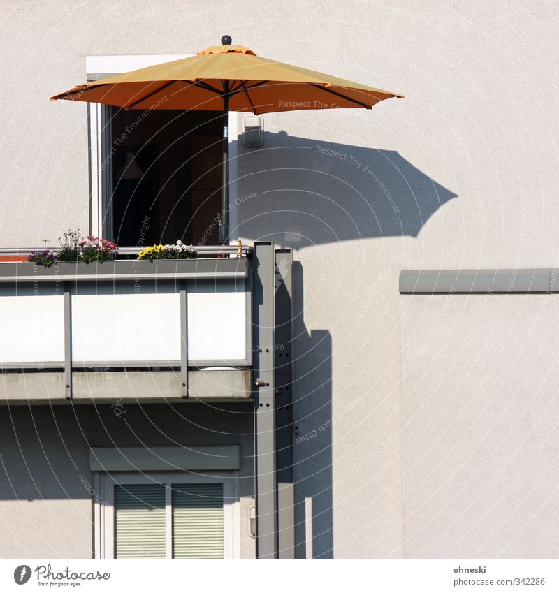 Mary Poppins Haus Fassade Balkon Fenster Tür Sonnenschirm Freizeit & Hobby Lust Ferien & Urlaub & Reisen Häusliches Leben Farbfoto Außenaufnahme