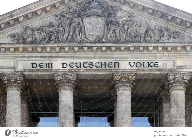 Reichstag mit Inschrift Berlin Sehenswürdigkeit Wahrzeichen Denkmal Himmel Hauptstadt Architektur Menschenleer Deutschland Stadt Stadtzentrum Außenaufnahme
