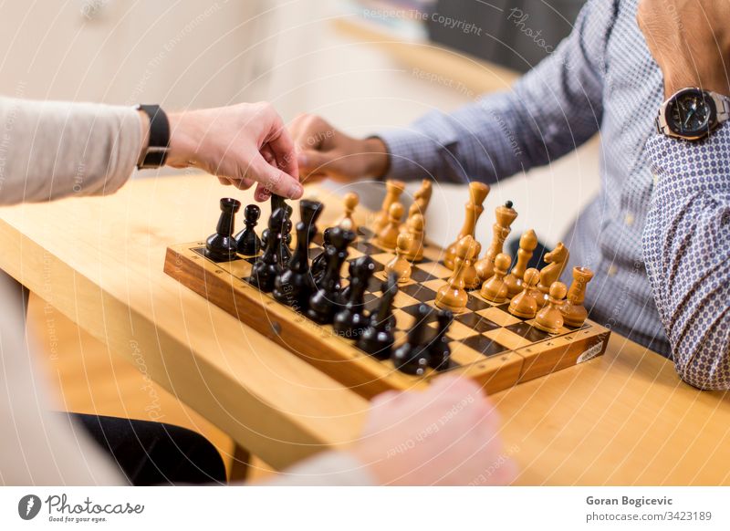 Schach spielender Mann Business Kaukasier Konkurrenz genießend Freunde Spiel Spielkunst Glück im Innenbereich Intelligenz Freizeit Lifestyle männlich Männer