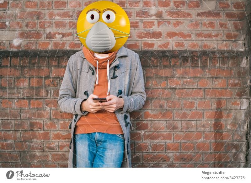 Emoji-Kopf mit Gesichtsschutzmaske. Business Aufruf lässig Zelle Funktelefon Großstadt Mitteilung Gerät Emojis Glück Internet Lifestyle Blick Nachricht Mobile
