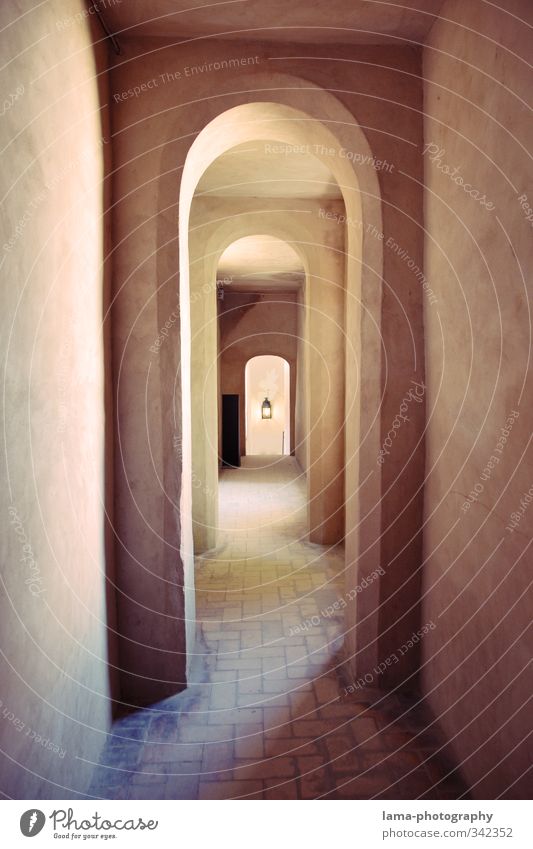 El corredor Sevilla Andalusien Spanien Altstadt Bauwerk Gebäude Architektur Mauer Wand Fassade Gang Flur Symmetrie Fliesen u. Kacheln Torbogen Bogen
