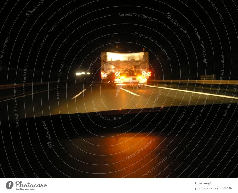 Schwertransport Autobahn überholen Nacht Lastwagen Fahrzeug Bundesautobahn Landstraße Verkehr schwertransport nicht überholen überladung überbreite