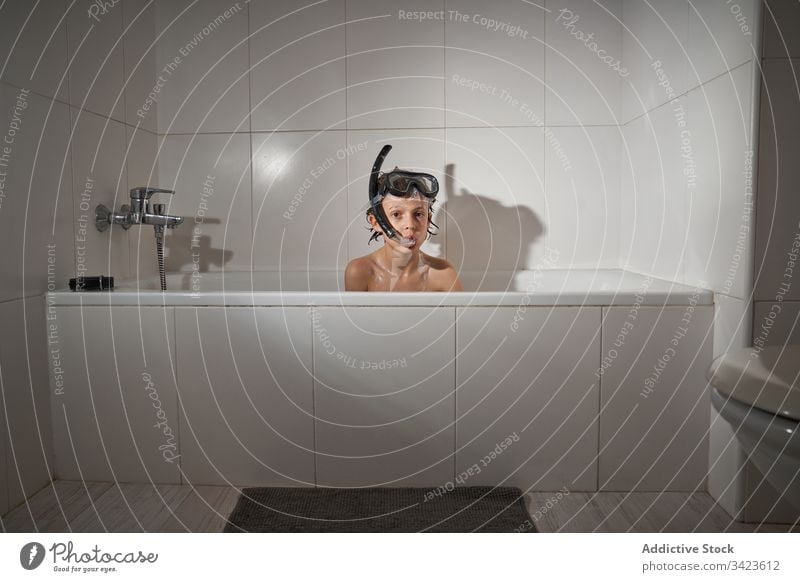Junge in der Badewanne zu Hause mit Taucherbrille jung duschend Wasser Dusche Schnorchelmaske Kindheit heimwärts wenig Sauberkeit Aktivität Kaukasier Lifestyle