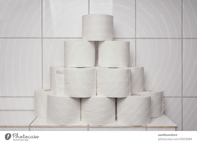 Klopapier horten Toilettenpapier viele Panikkäufe Vorrat Stapel Hygiene Bad Körperpflege Engpass gestapelt Korona Virus Coronavirus Krise sanitär covid-19