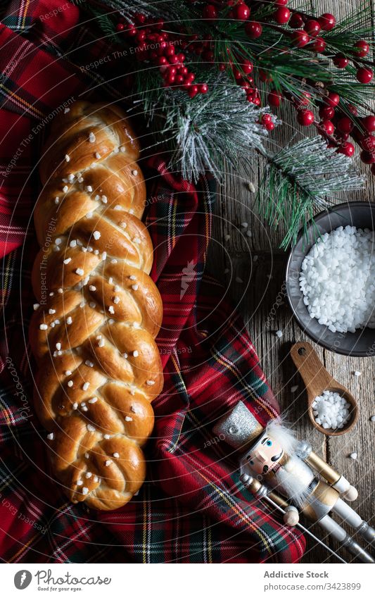 Weihnachtliches Flechtbrot auf Tisch mit Dekoration Weihnachten Lebensmittel Brot frisch geflochten geschnitten Dekoration & Verzierung Tradition Mahlzeit
