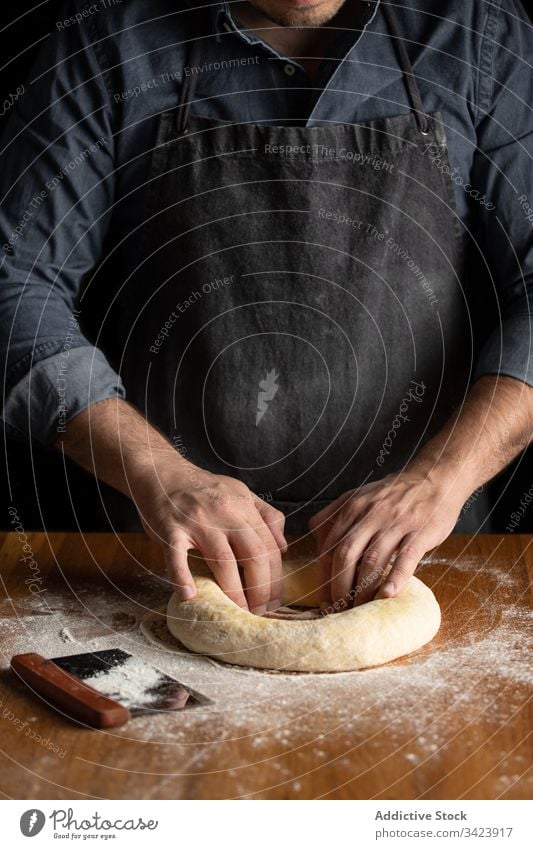 Bäcker formt Brot in der Küche Teigwaren vorbereiten Lebensmittel Koch Küchenchef rund Mann Golfloch Gebäck Formular Tisch kulinarisch selbstgemacht