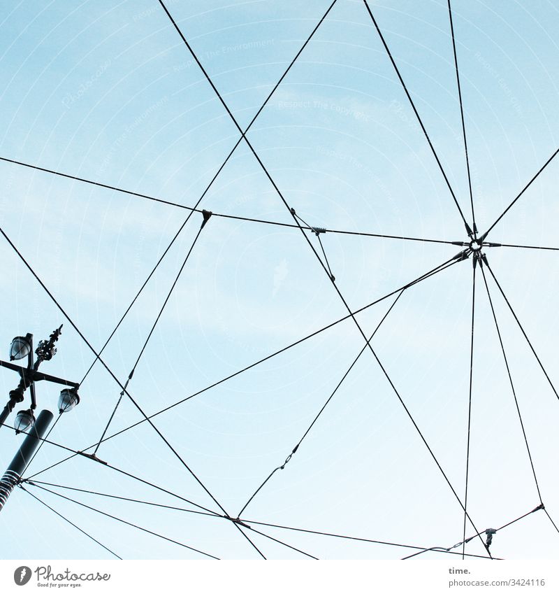 Himmel über Lissabon | Seilschaft Kabel stromkabel straßenbahn öpnv himmel verbindung service straßenlaterne beleuchtung netz metall stromführung muster