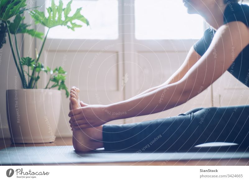 Frau, die morgens bei ihr zu Hause Yoga macht. Unterlage Fitness jung schön Sport Gesundheit Übung passen Training Wellness Fitnessstudio Mädchen weich Licht