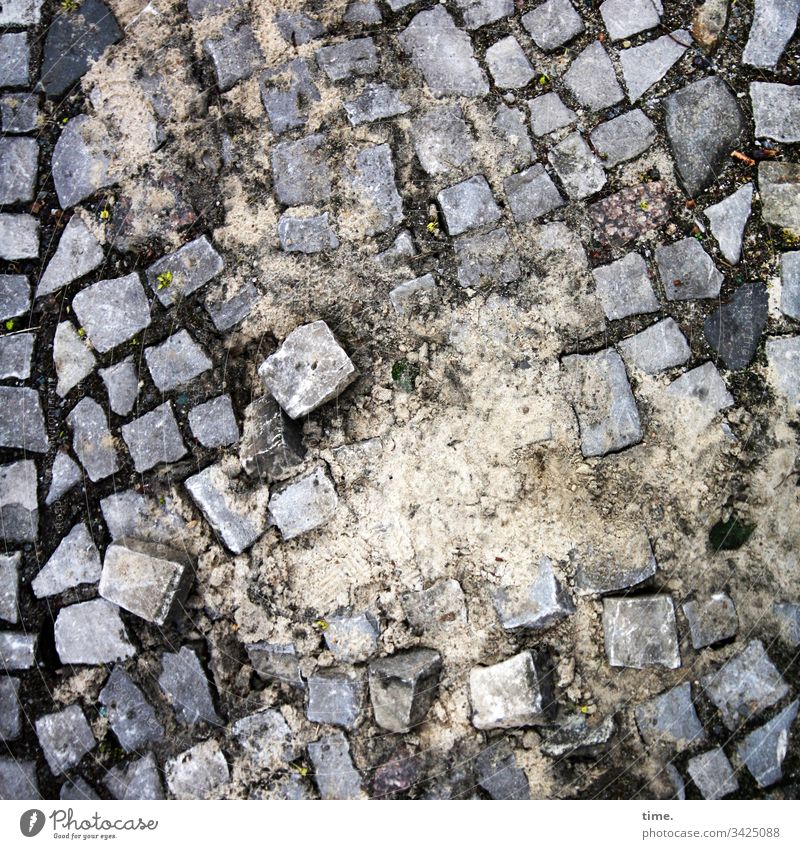 Auslegeware straße tageslicht platz perspektive steine pflasterstein pflasterung lebendig fleckig urban baustelle sand arbeit unfertig unordnung durcheinander
