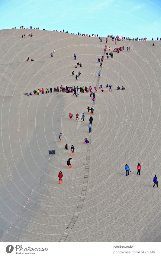 Schlittenfahrer auf den Dünen um den Crescent Lake - Yueyaquan-Oase. Dunhuang-Gansu-China-0683.2 mehrere Personen viele Menschen Menschen in der Reihe Queue