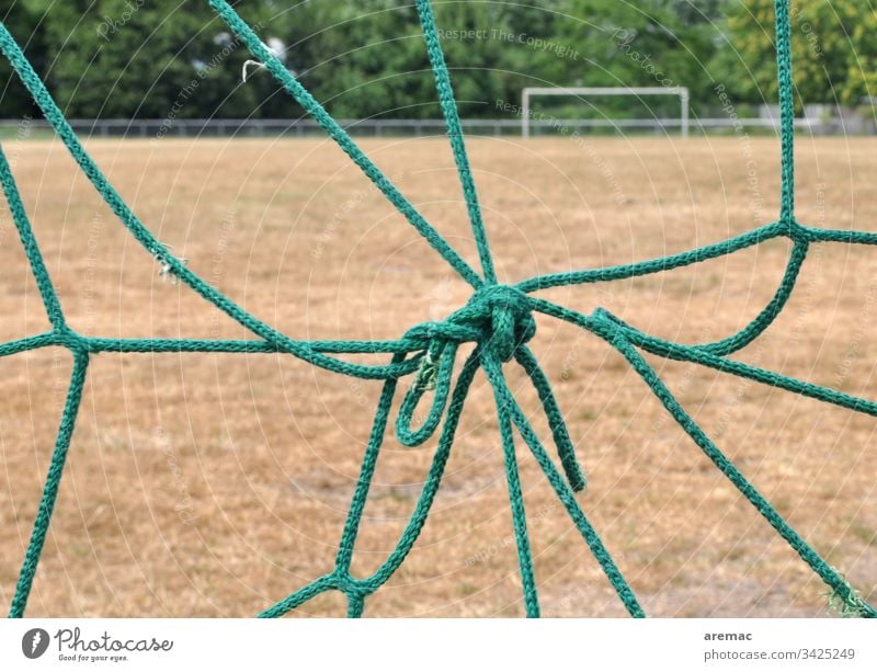 Knoten zur Reparatur eines defekten Netz im Fußballtor knoten netz fußball reparatur sport fußballtor fußballfeld schnur