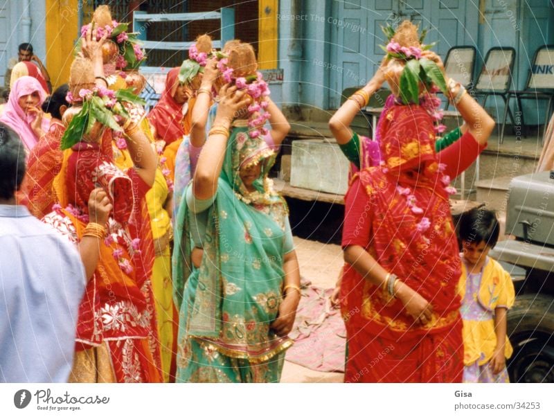Indische Frauen Hochzeit Indien Schleier Sari verpackt Kopfschmuck Farbe Kokusnüsse