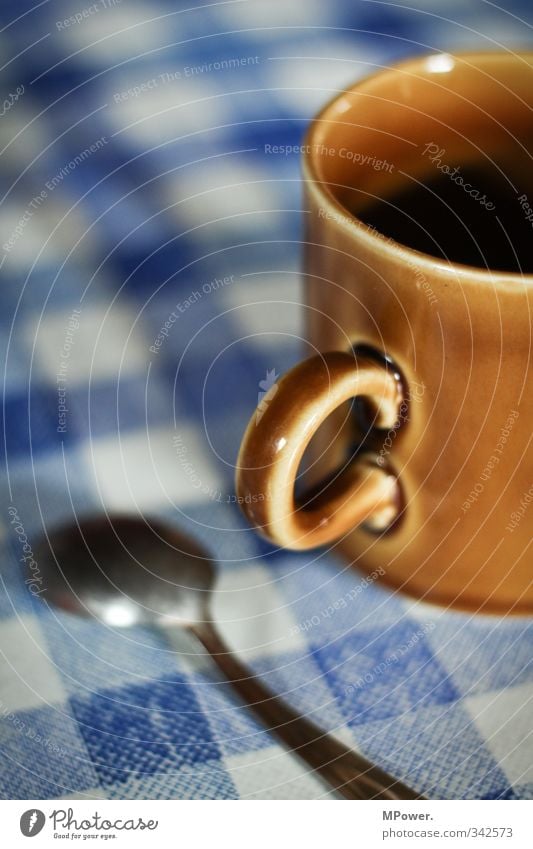 Pause machen Getränk Milch Kakao Kaffee Latte Macchiato Espresso Tee Zeit Tasse Löffel kariert blau braun Tragegriff heiß Heißgetränk Erholung Gedeckte Farben