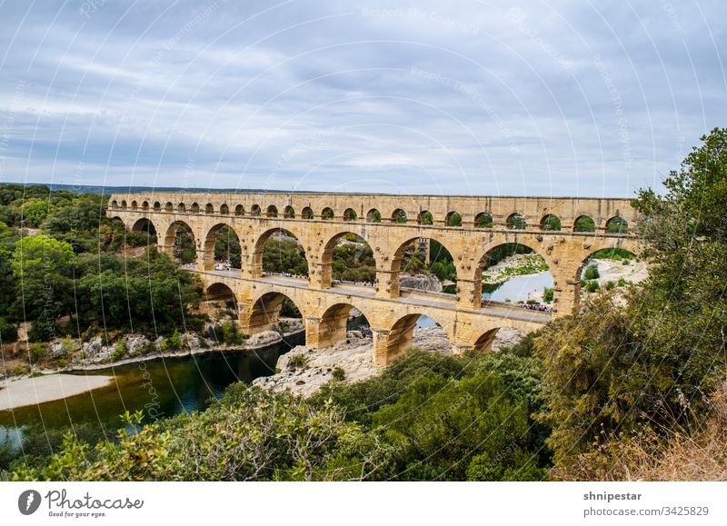 Pont du Gard, Frankreich Provence Lavendel Urlaub Bouches-du-Rhône Außenaufnahme Sommer Sightseeing Reiseziel Landschaft Stadtmauer Mauer Landstraße Straße