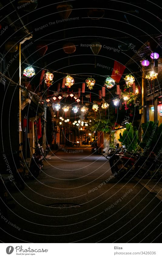 Eine Gasse bei Nacht mit vielen bunten leuchtenden Lampions in Hoi An, Vietnam Dekoration Straße Lichter touristisch Tourismus Reisen Stimmunsvoll erleuchten