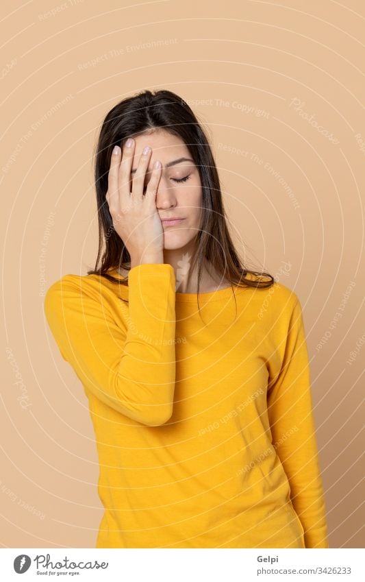 Attraktives junges Mädchen mit gelbem T-Shirt Person Migräne Unbehagen Kopfschmerzen Problematik Sorge traurig beunruhigt Fieber Energie negativ Stress