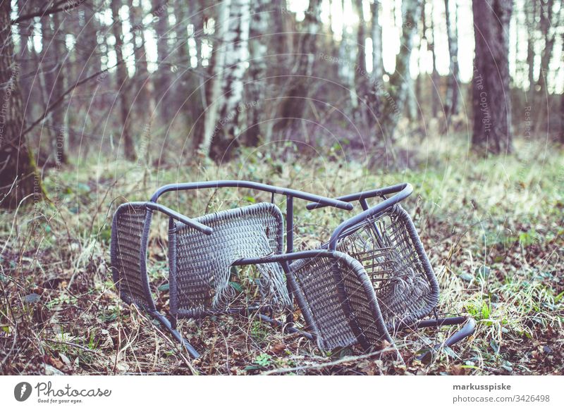 Illegale Müllentsorgung im Wald strafbar Strafe Stuhl Stühle kaputt Umweltverschmutzung Täter